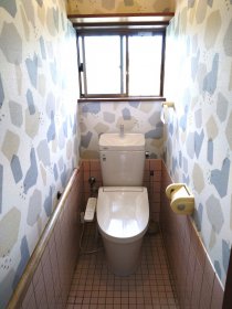 クロス貼替えで明るいトイレに！｜袋井市